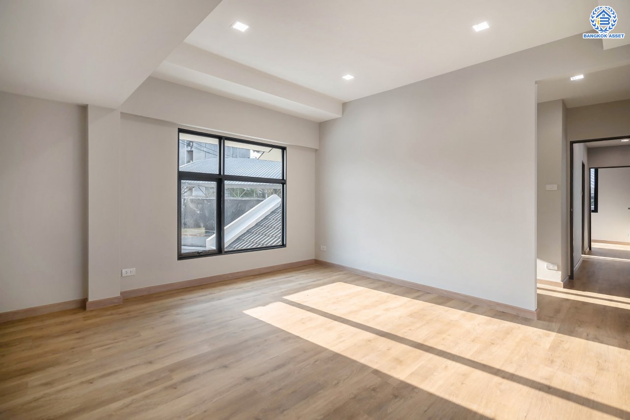 บ้านมือสองตกแต่งใหม่ ดีไซน์สวย โครงการ ลาดพร้าว130 ลาดพร้าว หลังใหญ่ถึง 154 ตร.ว. ฟังก์ชัน 4 ห้องนอน 5 ห้องน้ำ 1 ห้องแม่บ้าน จอดรถได้ 2 คัน พื้นที่ใช้สอยกว่า 589 ตร.ม. รองรับทุกกิจกรรม บนทำเลเชื่อมต่อหลายเส้นทาง อาทิ ถนนรัชดาภิเษก, ถนนเสรีไทย, ถนนรามคำแหง ใกล้จุดขึ้นทางด่วน "ฉลองรัช" ใกล้รถไฟฟ้าสายสีเหลือง "สถานีลาดพร้าว101" และรถไฟฟ้าสายสีส้ม "หัวหมาก"